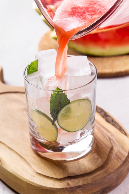 Une boisson estivale rafraîchissante de jus de melon d'eau avec citron vert et glace