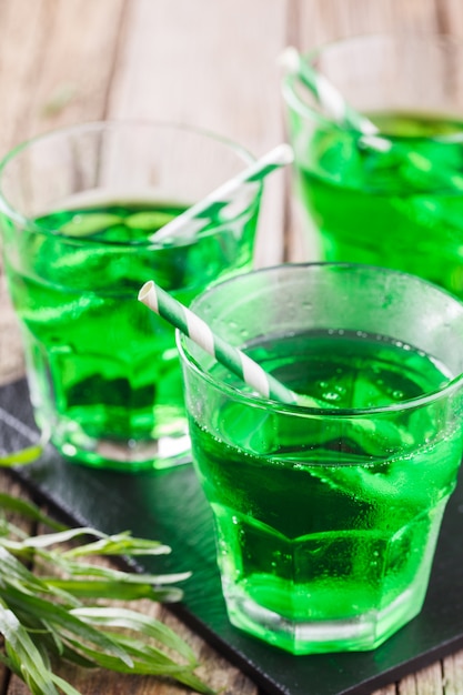 Boisson à l&#39;estragon vert. Boisson de fête d&#39;été.