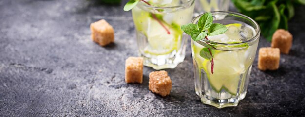 Boisson d&#39;été au citron vert et menthe