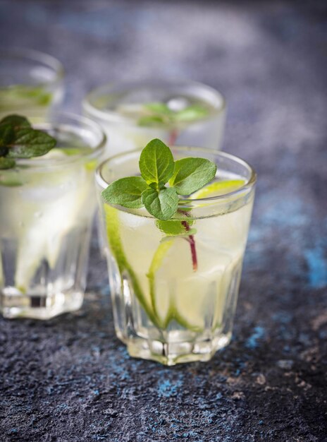 Boisson d&#39;été au citron vert et menthe