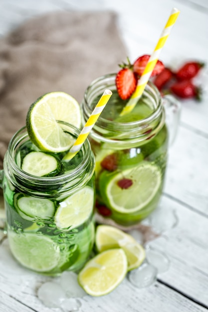 Boisson d'été au concombre et citron vert