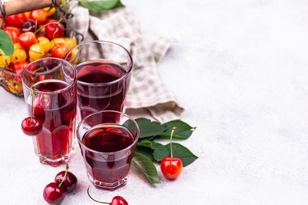 Boisson d'été au jus de cerise frais