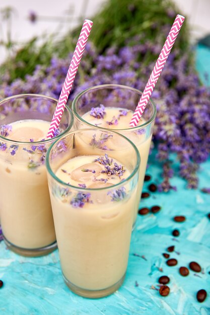 Boisson D'été Café Glacé à La Lavande En Verre