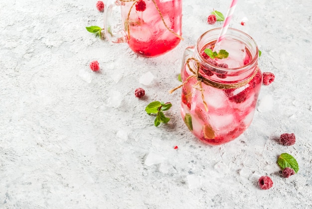 Boisson d'été froide, sangria à la framboise, limonade ou mojito