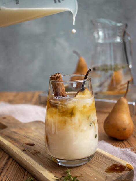 Boisson d'été avec glace et poire