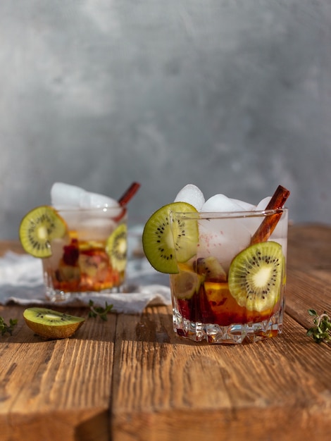 Boisson d'été avec glace et poire