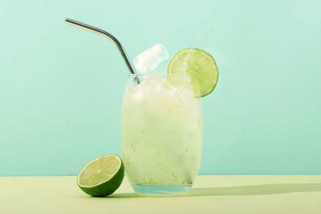 Boisson d'été Lamonade fraîche avec de la glace dans le verre Photographie