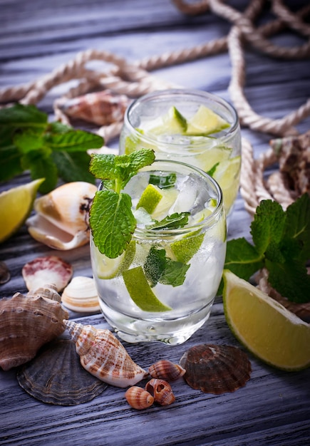 Boisson d&#39;été à la menthe, glace, citron vert