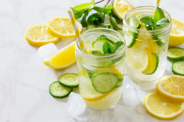 Boisson d'été rafraîchissante au concombre et au citron