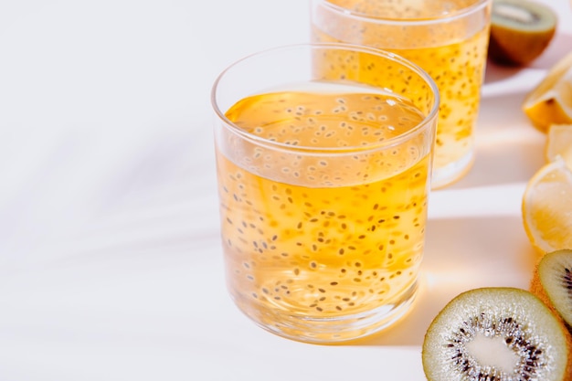 Photo boisson d'été rafraîchissante dans des verres à lumière dure avec des ombres