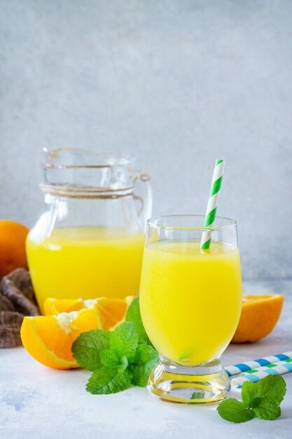 Une boisson d'été rafraîchissante avec du jus d'orange oranges fraîches