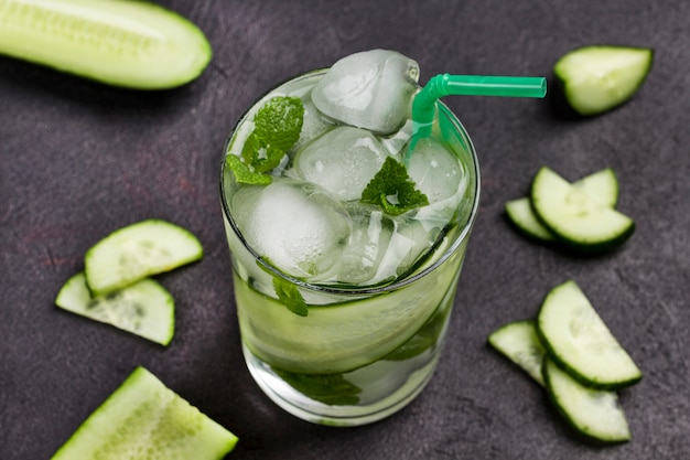 Boisson d'été rafraîchissante avec de la glace et des tranches de concombre. Menthe et concombre haché