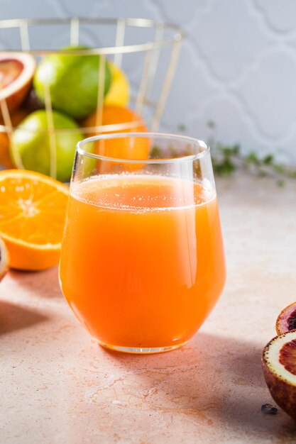 Photo boisson d'été rafraîchissante jus d'oranges rouges siciliennes