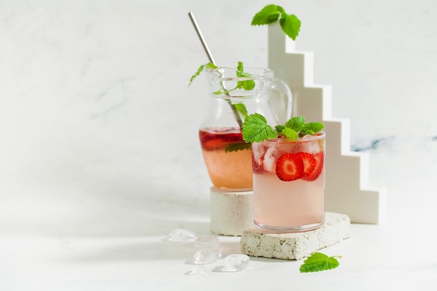 Boisson d'été rafraîchissante limonade aux fraises avec espace copie à la menthe