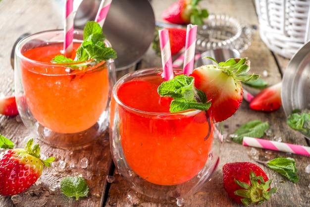 Boisson d'été rouge avec de la glace