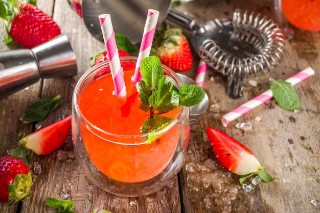 Boisson d'été rouge avec de la glace