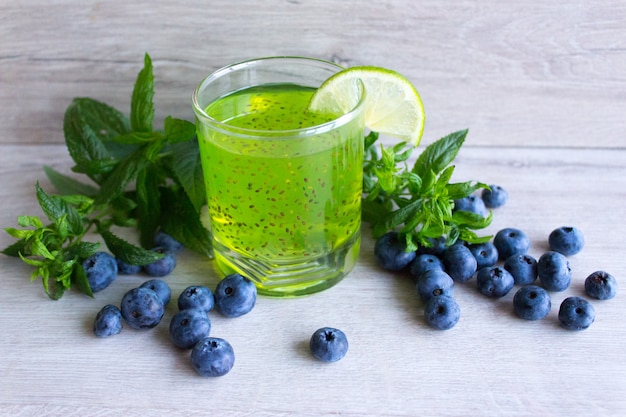 Boisson fraîche aux graines de chia, citron vert et baies sauvages