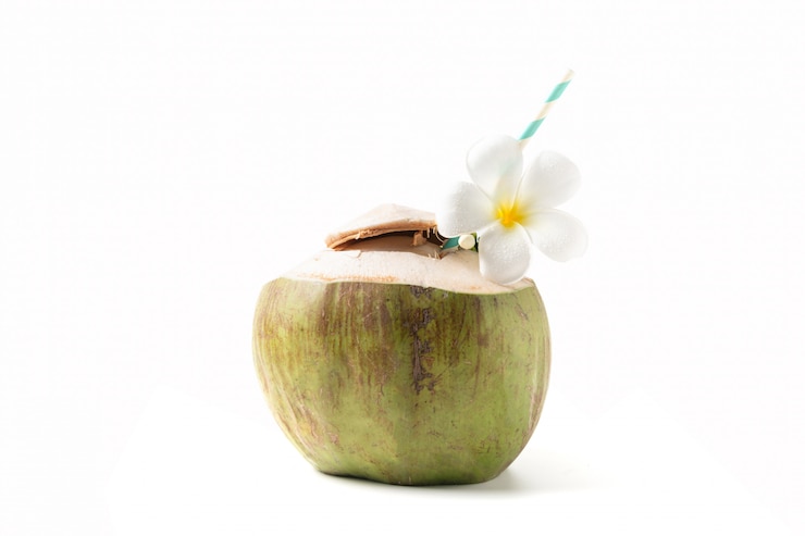 Photo boisson fraîche à la noix de coco avec fleur de plumeria et paille en papier