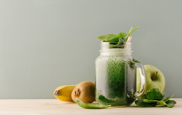 Boisson fraîche verte dans le pot