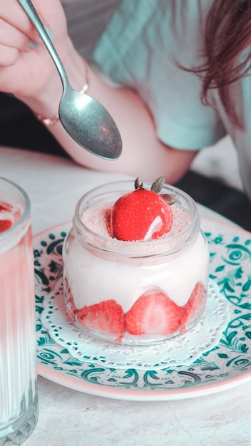 Photo une boisson de fraise avec un fond bleu et vert