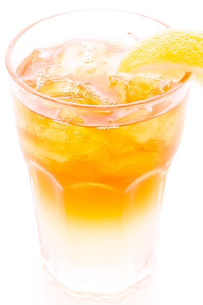 Boisson froide Arnold Palmer avec quartier de citron.