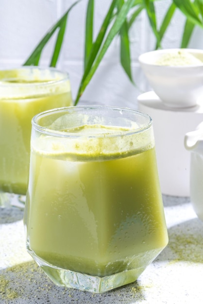 Boisson froide au thé vert matcha