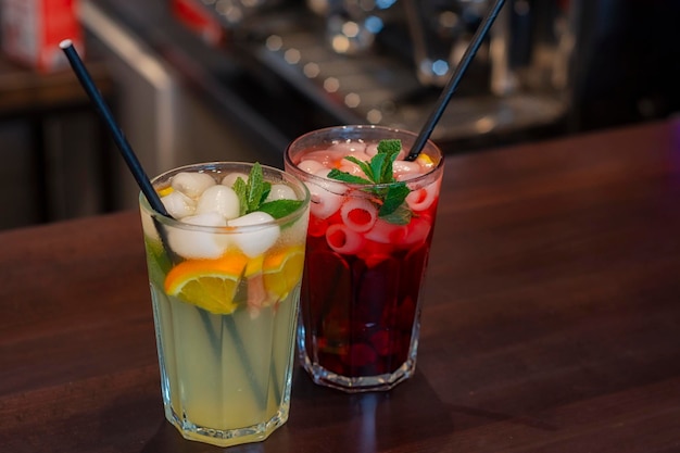 Boisson froide à base de fruits frais avec de la glace dans un café