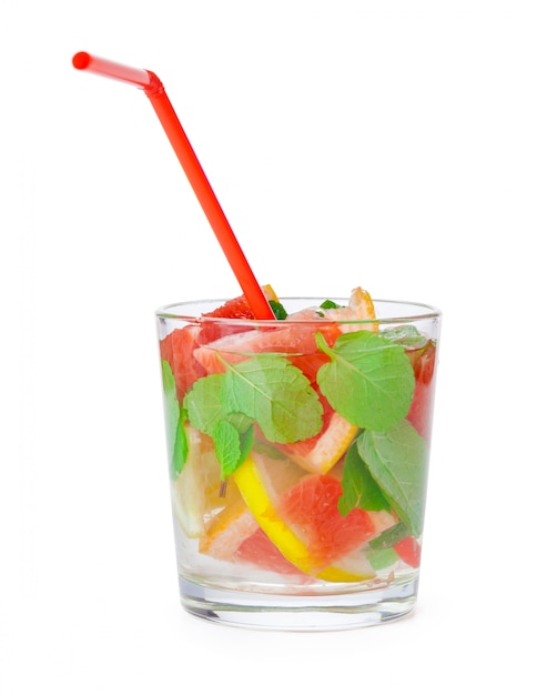 Photo boisson froide avec différents agrumes et herbes dans des verres. cocktail