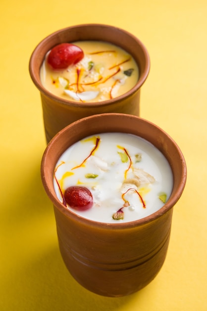 Boisson froide indienne authentique composée de lait caillé et de malai appelé Lassi