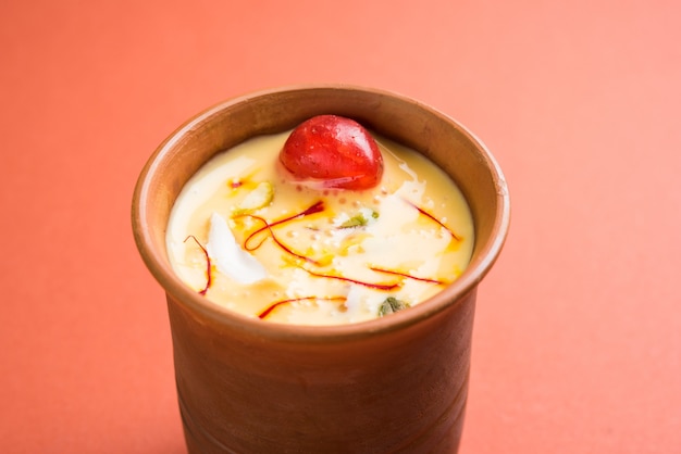 Boisson froide indienne authentique composée de lait caillé et de malai appelé Lassi