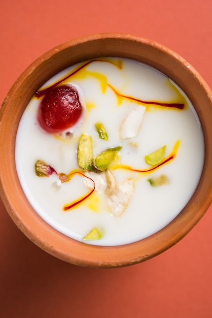 Boisson froide indienne authentique composée de lait caillé et de malai appelé Lassi