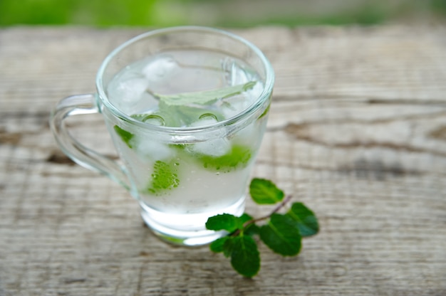 Boisson froide à la menthe dans un verre