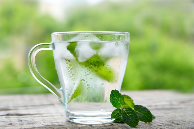 Photo boisson froide à la menthe dans un verre