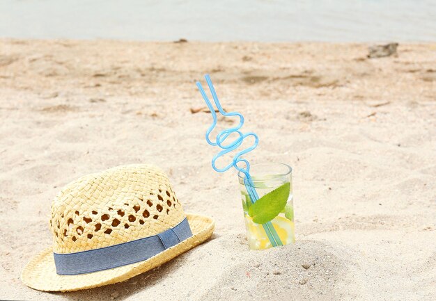 Boisson froide à la menthe glacée et au citron sur la plage