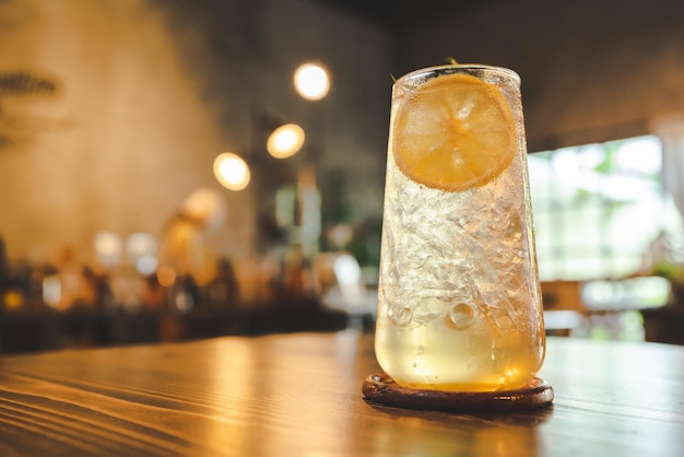 Boisson froide soda à l'orange avec cocktail de boisson glacée sur rafraîchissement de jus de table de café