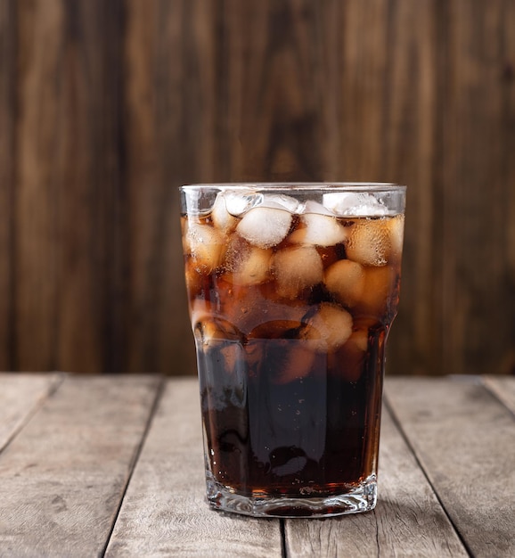 Boisson gazeuse au cola dans une tasse avec de la glace