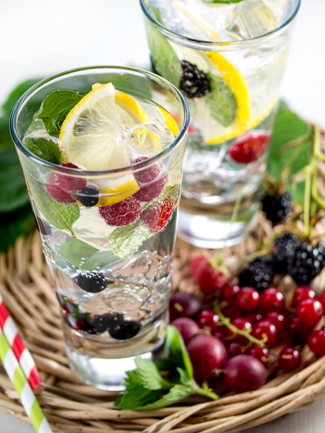 Photo boisson gazeuse détox au citron et baies fraîches