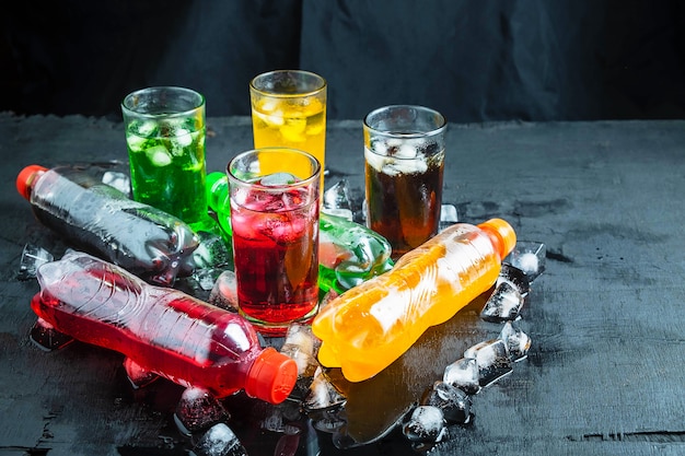 Photo boisson gazeuse et verre de boissons gazeuses sur la glace et rafraîchissante