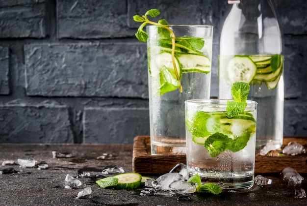 Boisson glacée fraîche en été, eau infusée à la menthe et au concombre, cocktail estival sain de mojito détox