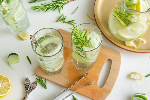 Boisson glacée rafraîchissante au citron et romarin frais