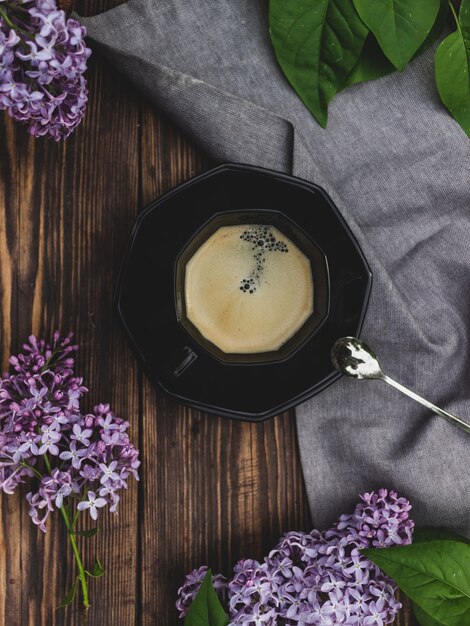 une boisson avec des glaçons avec des fleurs dans un verre