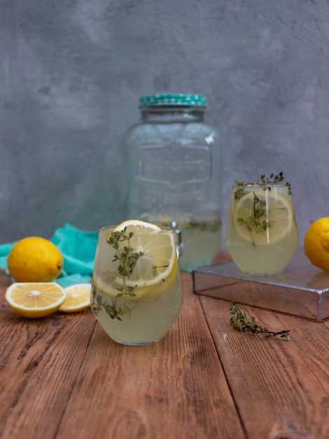 une boisson avec des glaçons avec des fleurs dans un verre