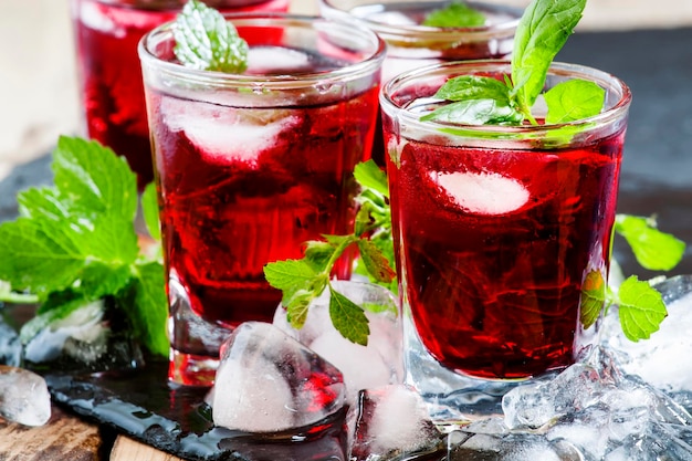 Boisson à la grenade avec mise au point sélective de menthe et de glace