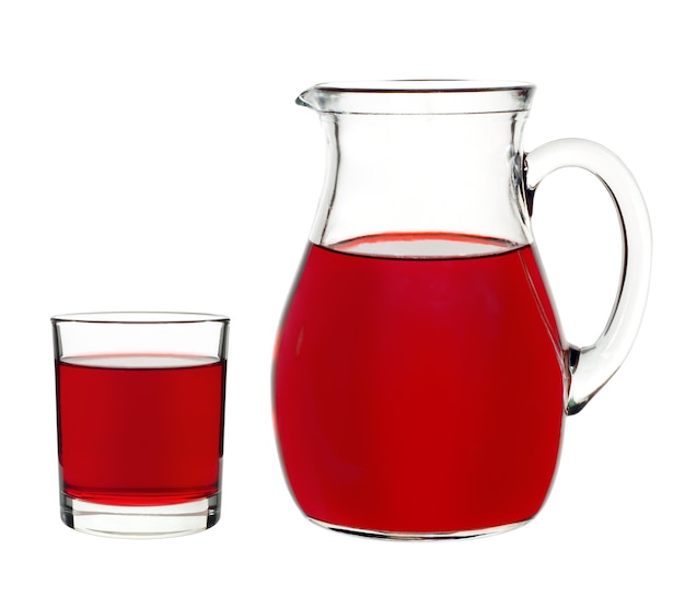 Boisson de groseille rouge dans un verre et carafe sur fond blanc