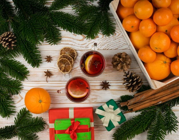 Boisson d'hiver aux épices sur fond de nouvel an festif