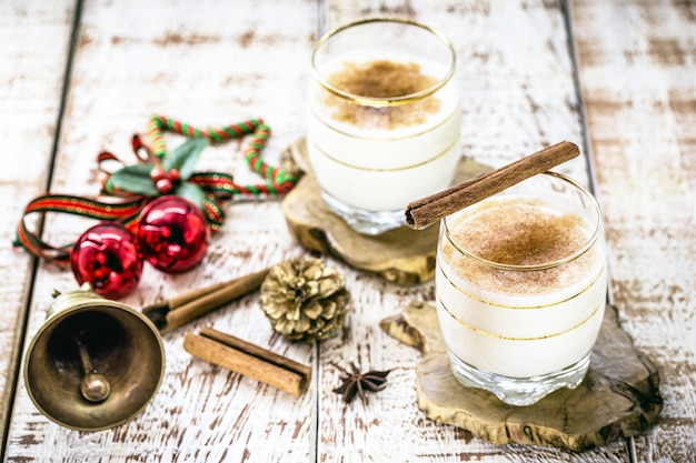 Boisson d'hiver à base d'œufs, de liqueur et de cannelle, appelée lait de poule, coquito ou lait d'Auld Man