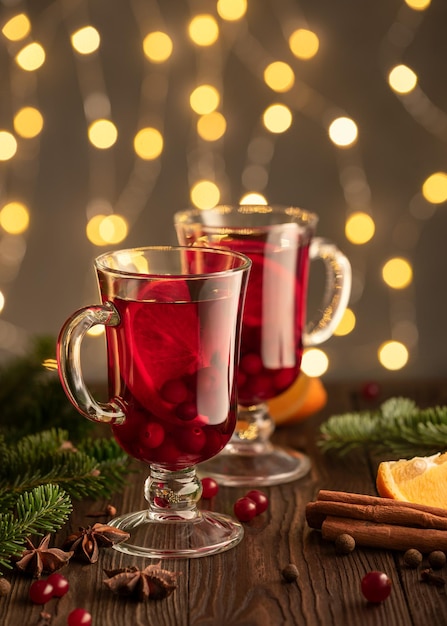 Boisson d'hiver Vin chaud dans des verres sur la table de Noël