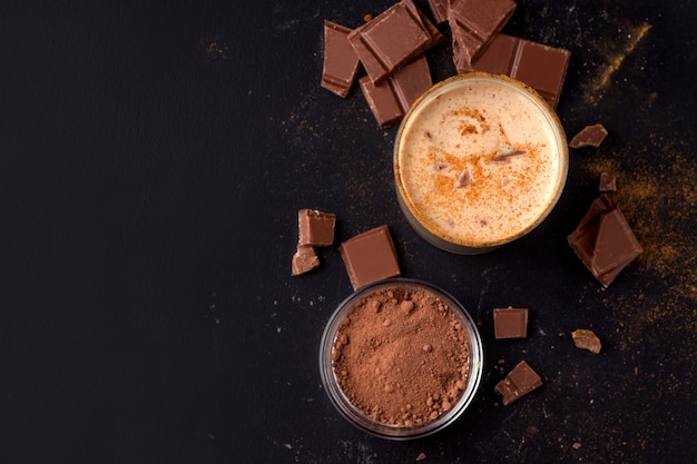 Boisson indienne froide au chocolat Lassi sur fond noir