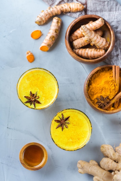 Photo boisson indienne traditionnelle curcuma curcuma lait doré avec des ingrédients