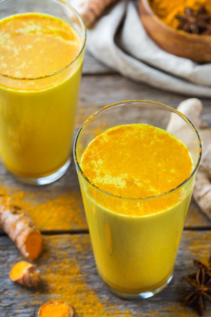 Boisson indienne traditionnelle curcuma curcuma lait doré avec des ingrédients